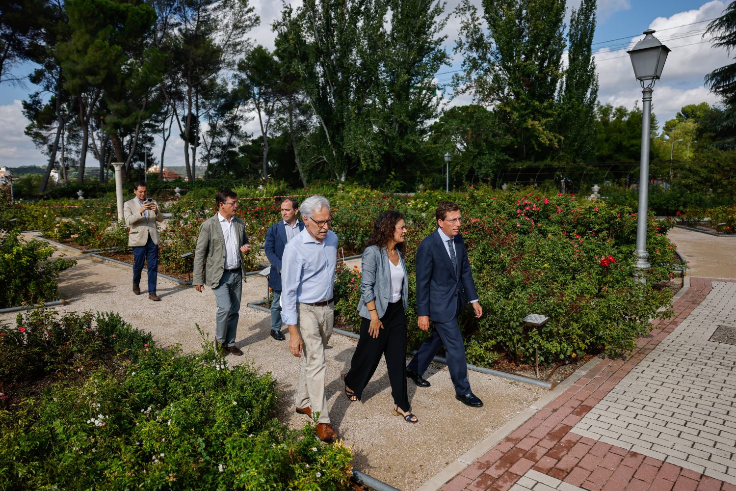 Almeida Promete Que La Rosaleda Del Parque Del Oeste Recuperar Todo