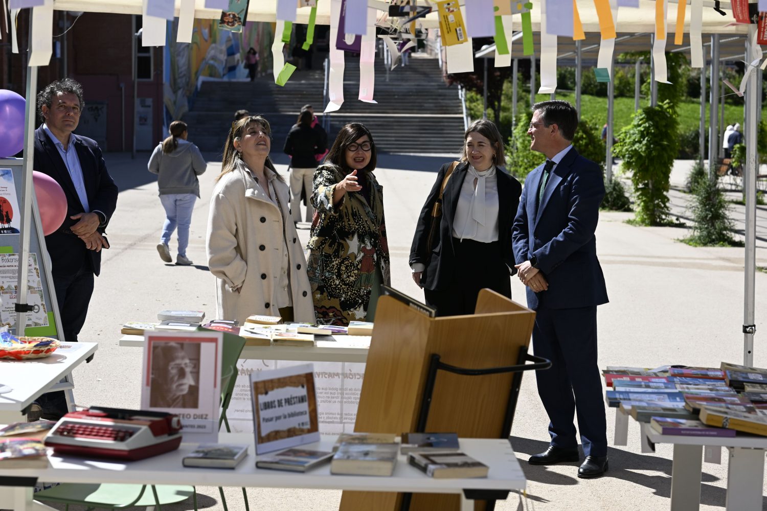 Cientos De Libros Son Liberados En El Parque De La Vaguada Con Motivo