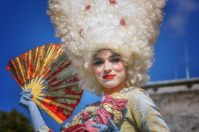 Mujer vestida con atuendos del Barroco