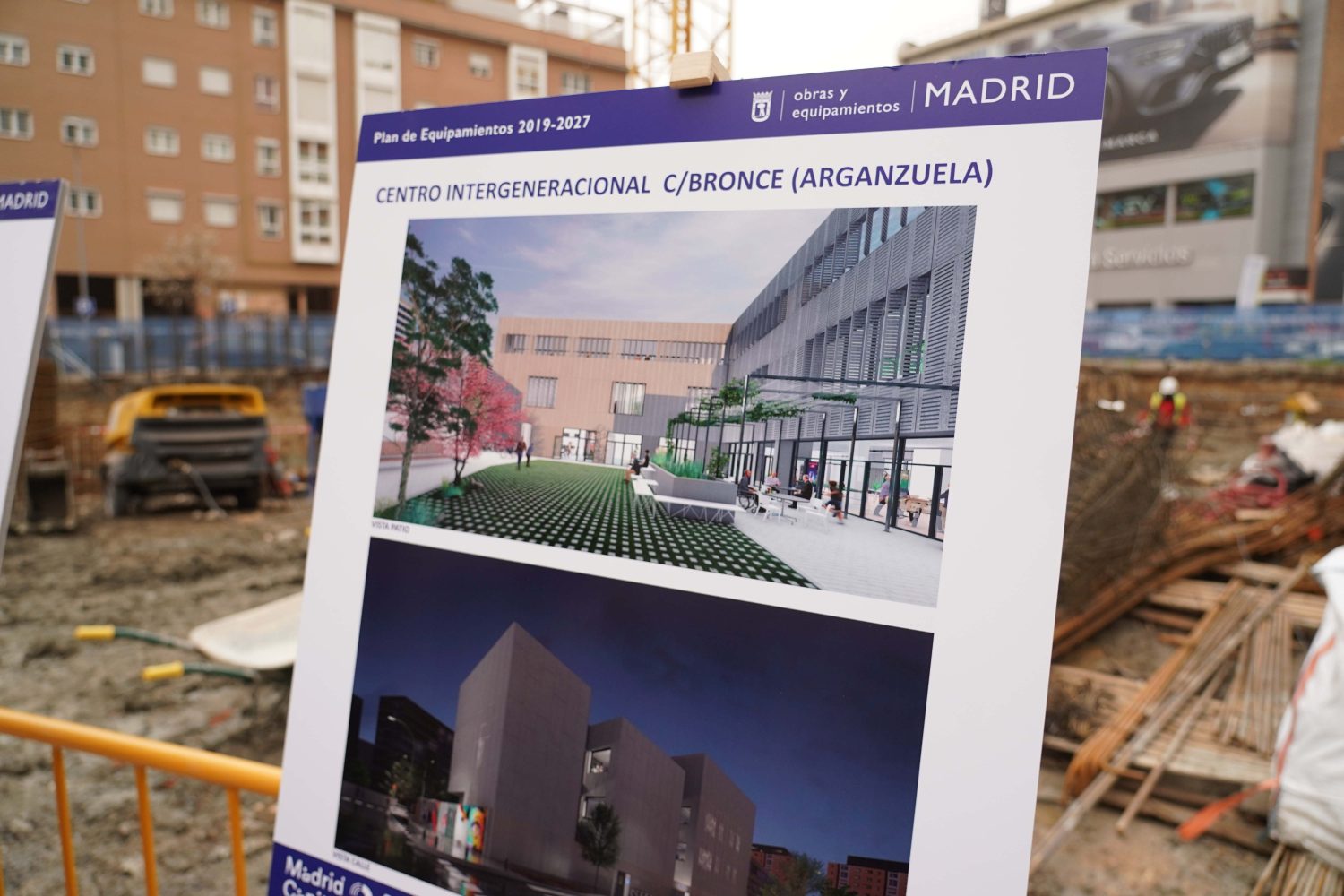 Cartel del proyecto sobre el fondo de las obras del centro
