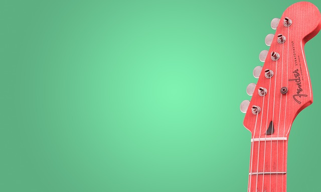 Guitarra rosa sobre fondo verde