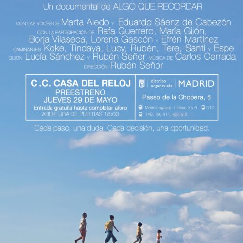 un cartel dónde aparece el titular y los créditos del documental 'Caminos'. En él aparecen una familia de cuatro personas andando por el desierto. Uno de los planes de la agenda cultural del 29 de mayo al 1 de junio
