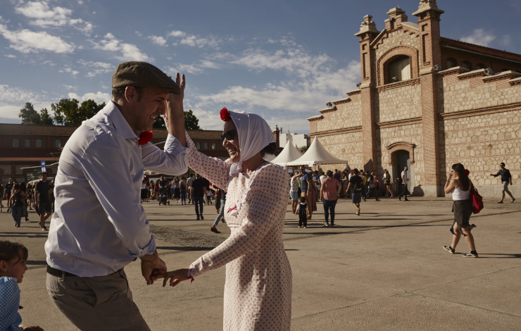 dos personas bailando frente al matadero, una de los planes de la agenda cultural del 8 al 11 de mayo
