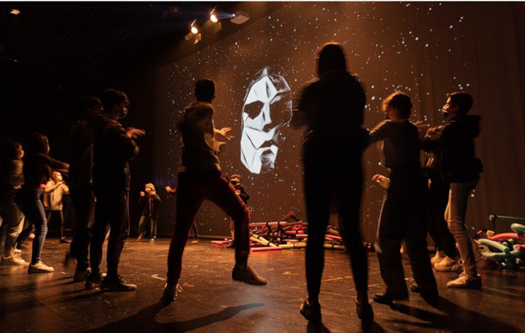 artistas bailando sobre el escenario en circulo, una de las actuaciones de La Sub25