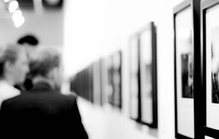 gente mirando una exposición