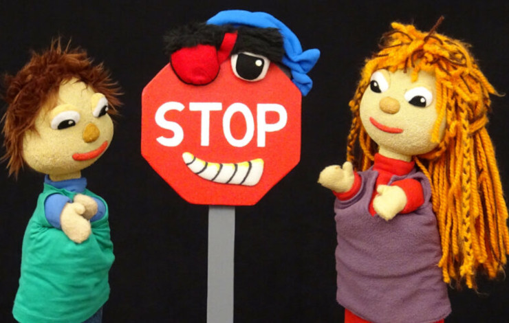 dos marionetas junto con una señal de stop, uno de los planes de la Semana de la Movilidad en Vicálvaro