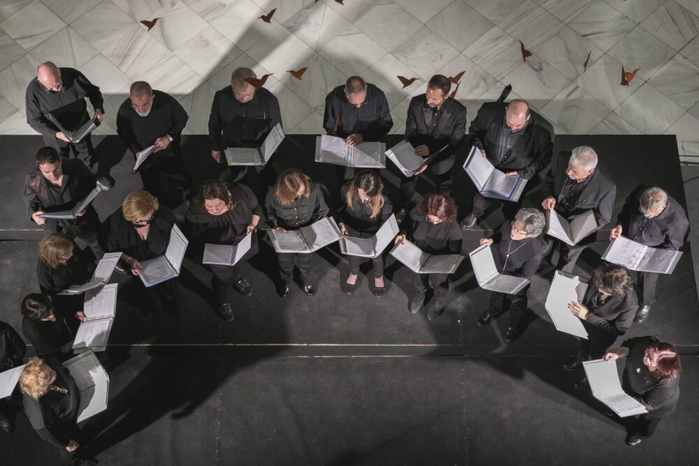 grupo de personas desde una vista cenital, que representa al concierto sinfónico de bandas sonoras