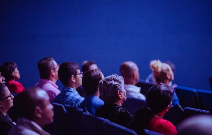 personas viendo el ciclo de Antonio Mercero