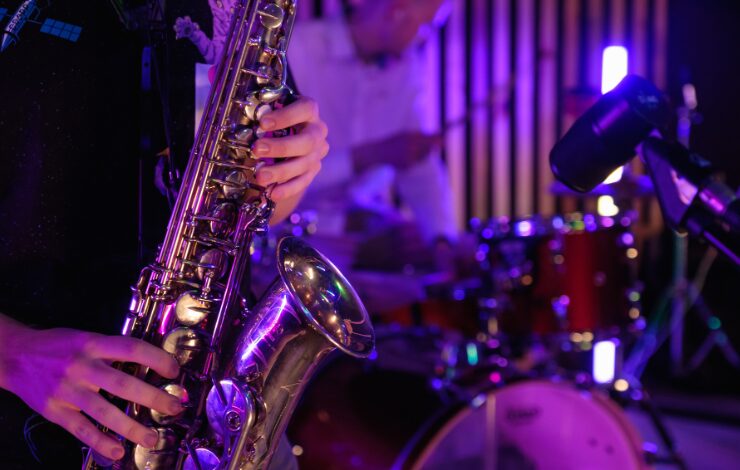 persona tocando el saxofón, uno de los espectáculos de la agenda cultural del 24 al 26 de octubre