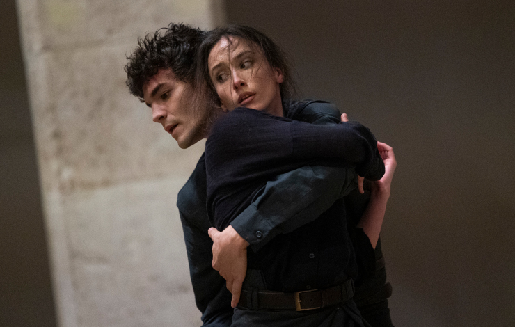 Un hombre y una mujer abrazándose, artistas de la Venidera, uno de los planes de la agenda cultural del 17 al 19 de octubre