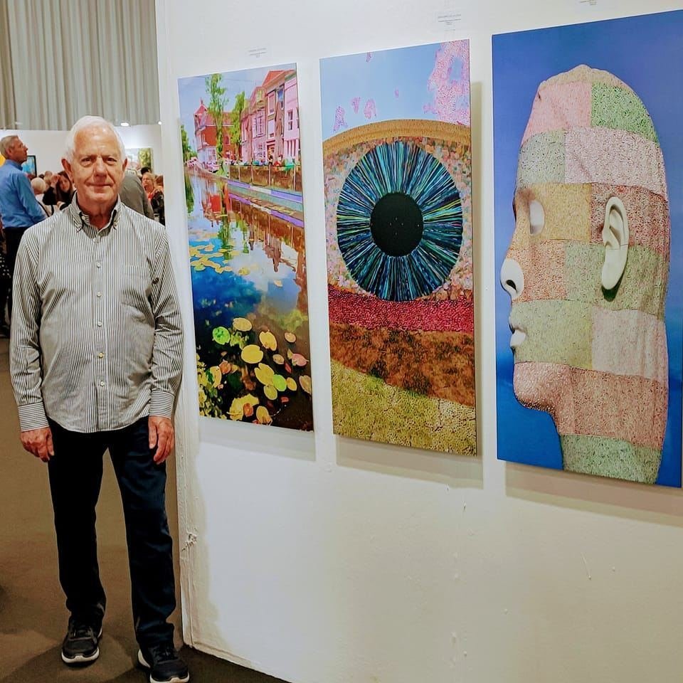 El artista Gregorio de la Cruz junto a alguna de sus obras