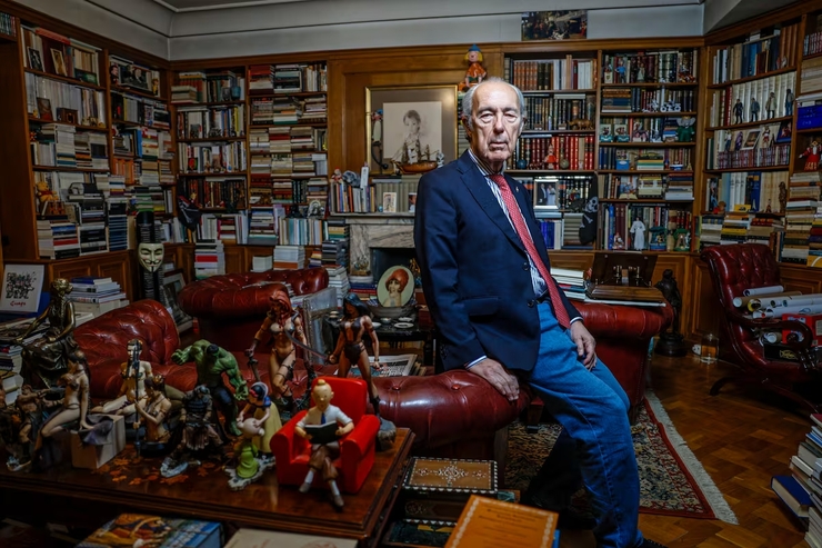 El poeta Luis Alberto de Cuenca, en su casa en Madrid. Fotografía de Álvaro García