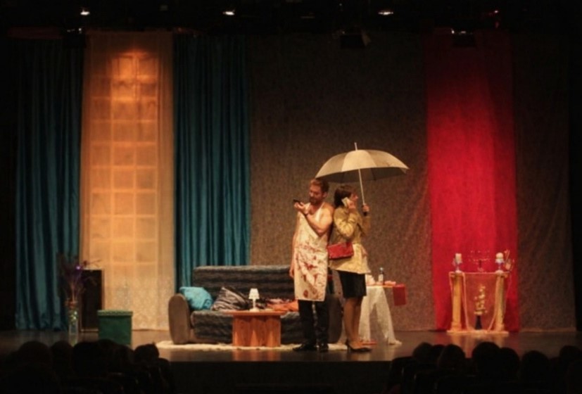 La Compañía Azares Teatro en 'Un muerto con salsa de pimienta'