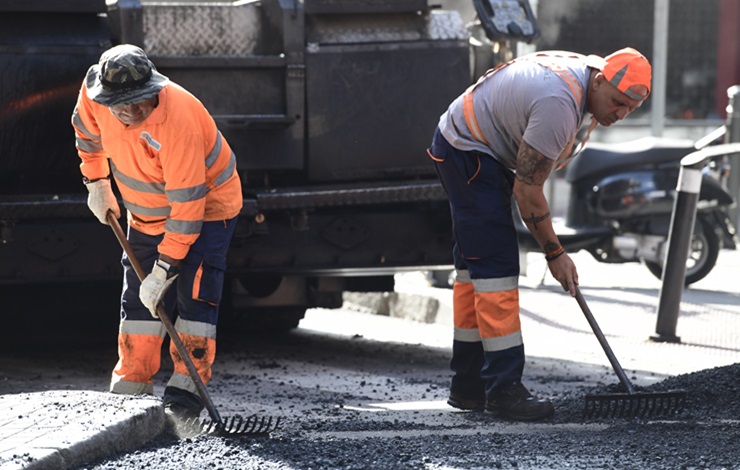 Operarios asfaltando las calles del distrito