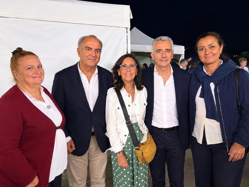 La concejala de Arganzuela, Lola Navarro, con el director de Matritum Cantat, Javier Blanco, y los vocales Dolores González, Domingo Herradón y Rosario Sánchez