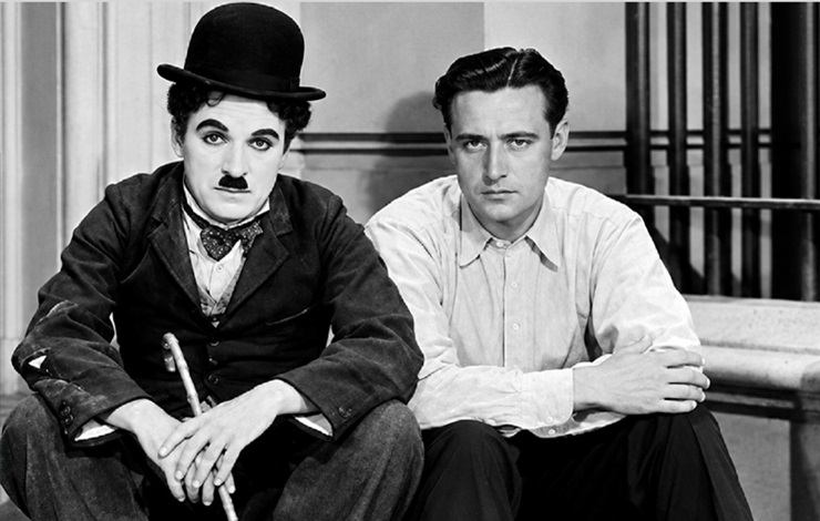 Imagen de Chaplin y Neville sentados en una escalera