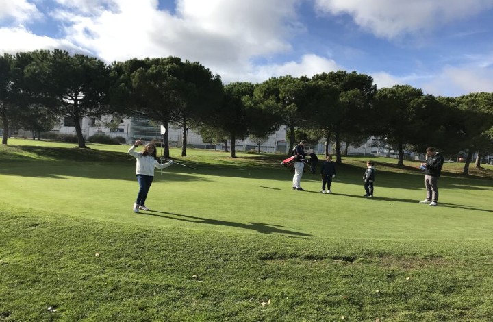 Alumnos practicando golf en el Club Olivar de la Hinojosa