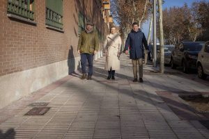 La delegada de Obras y Equipamientos, Paloma García Romero, y el concejal de Barajas, Juan Peña, durante una visita a la recién reformada avenida de Logroño