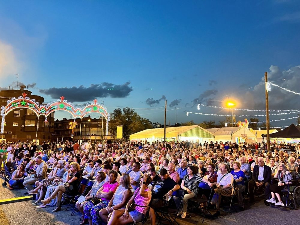 Fiestas de Barajas en el recinto ferial de Ayerbe en la que se ve a todo el público y vecinos espectadores de los espectáculos de la programación