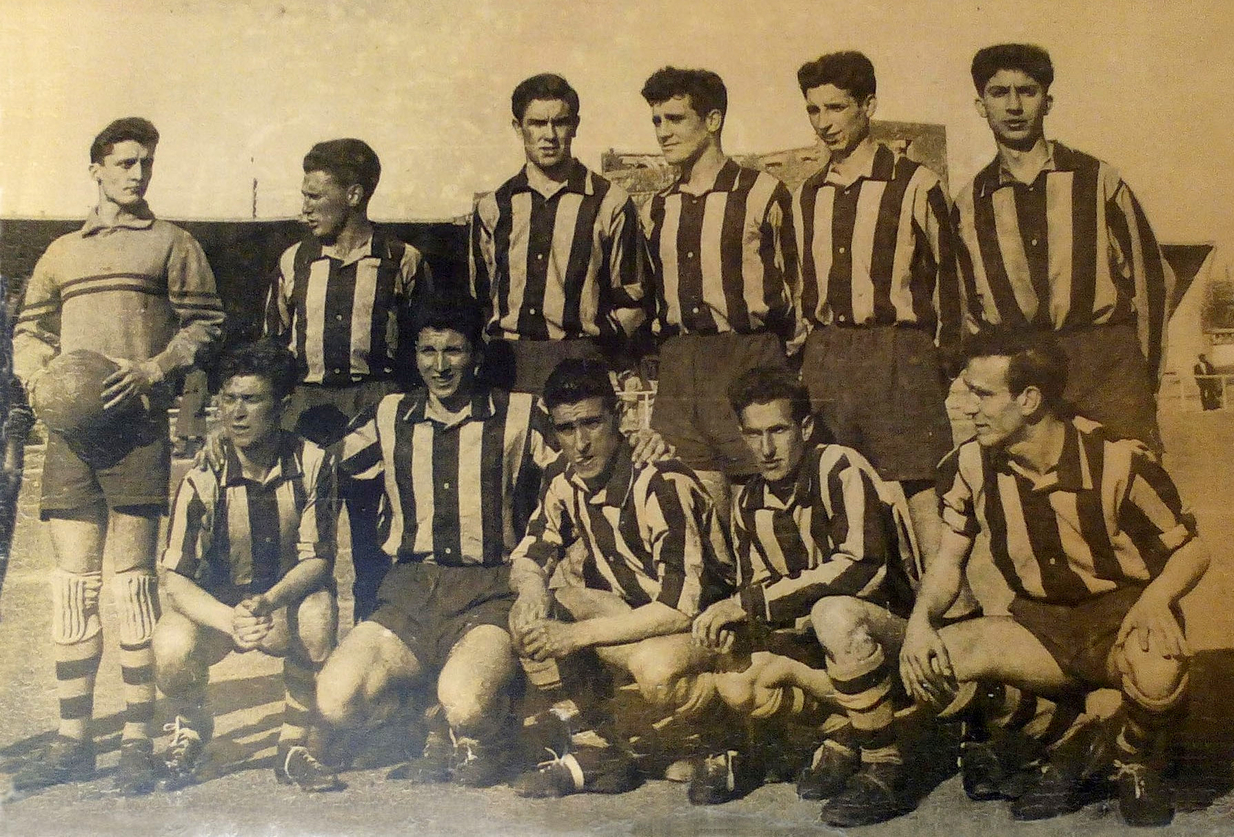 Foto antigua de equipo de fútbol de Madrid