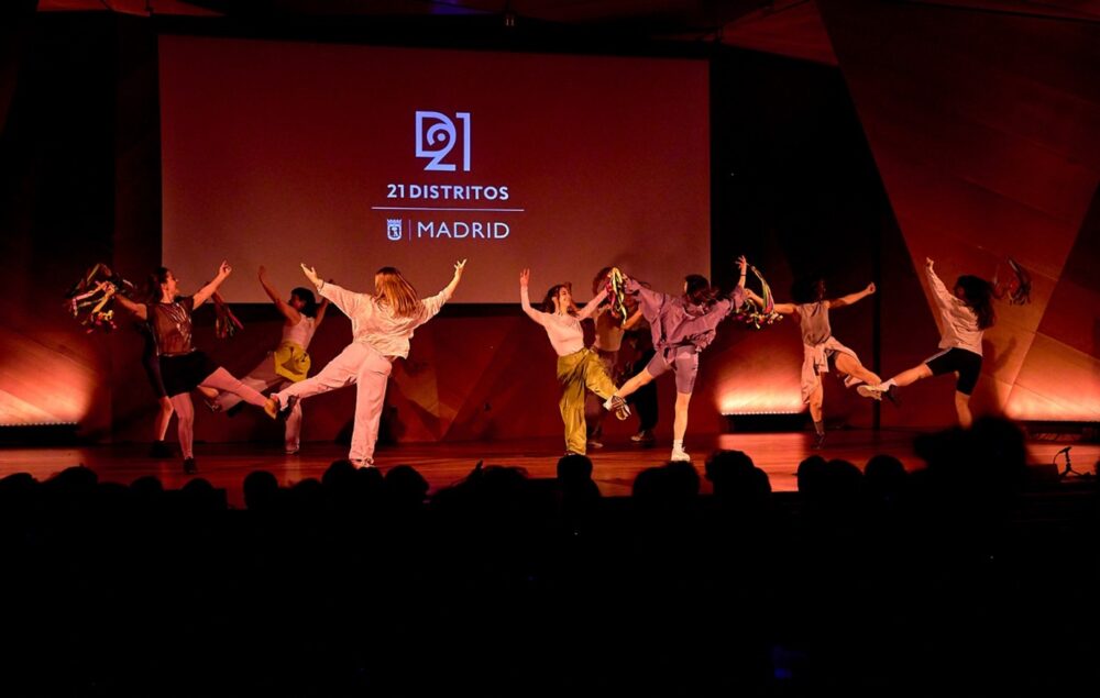 bailarines sobre un escenario con saltos sobre un escenario