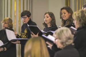 Imagen de un coro de mujeres en una Iglesia de Madrid