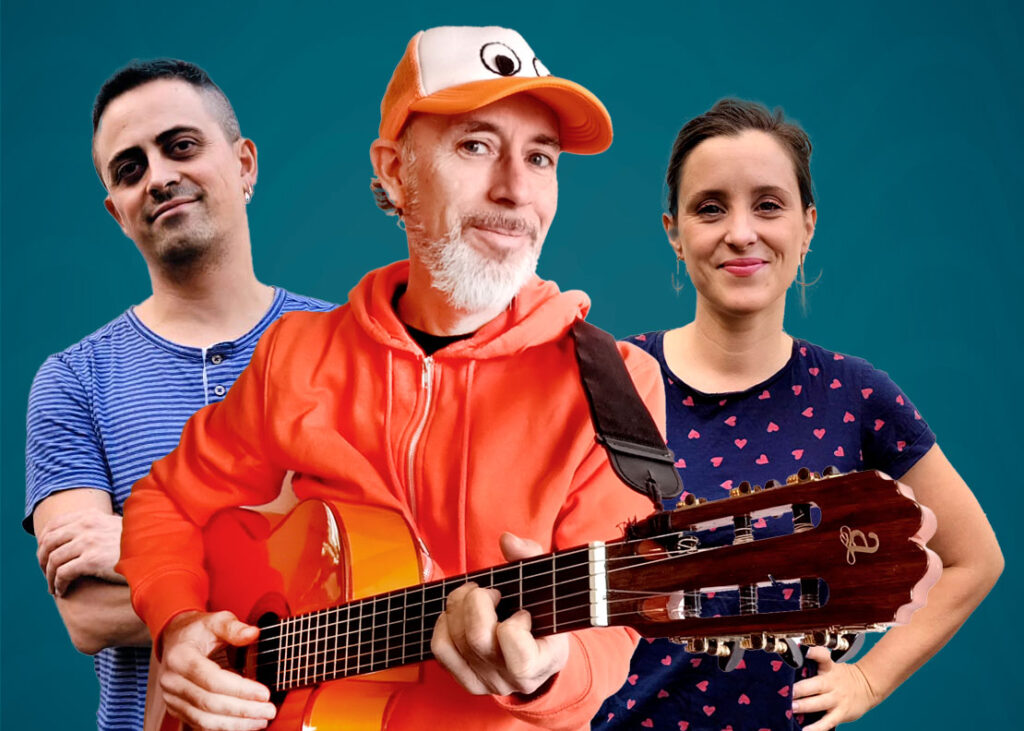 Imagen de un trío de música en el que se ve dos hombres, uno con una guitarra y una mujer sobre un fondo azul