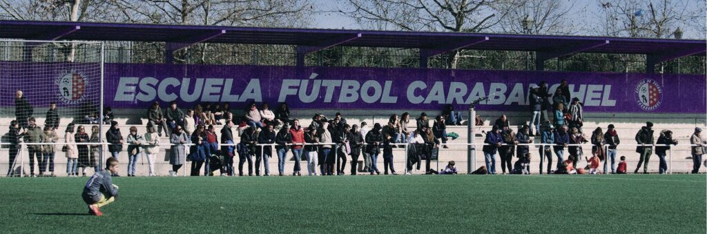 Imagen del campo de la EF Carabanchel, se ven unas gradas y el césped