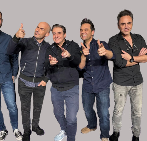 Modestia aparte, cinco hombres posando