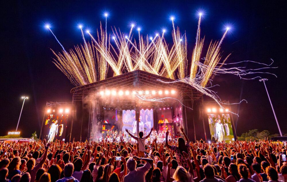 Imagen de un concierto con fuegos artificiales en el escenario