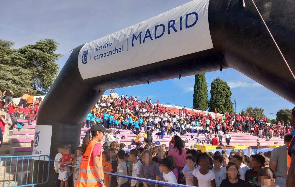 Imagen del inicio de la cross escolar con niños y niñas en la linea de salida