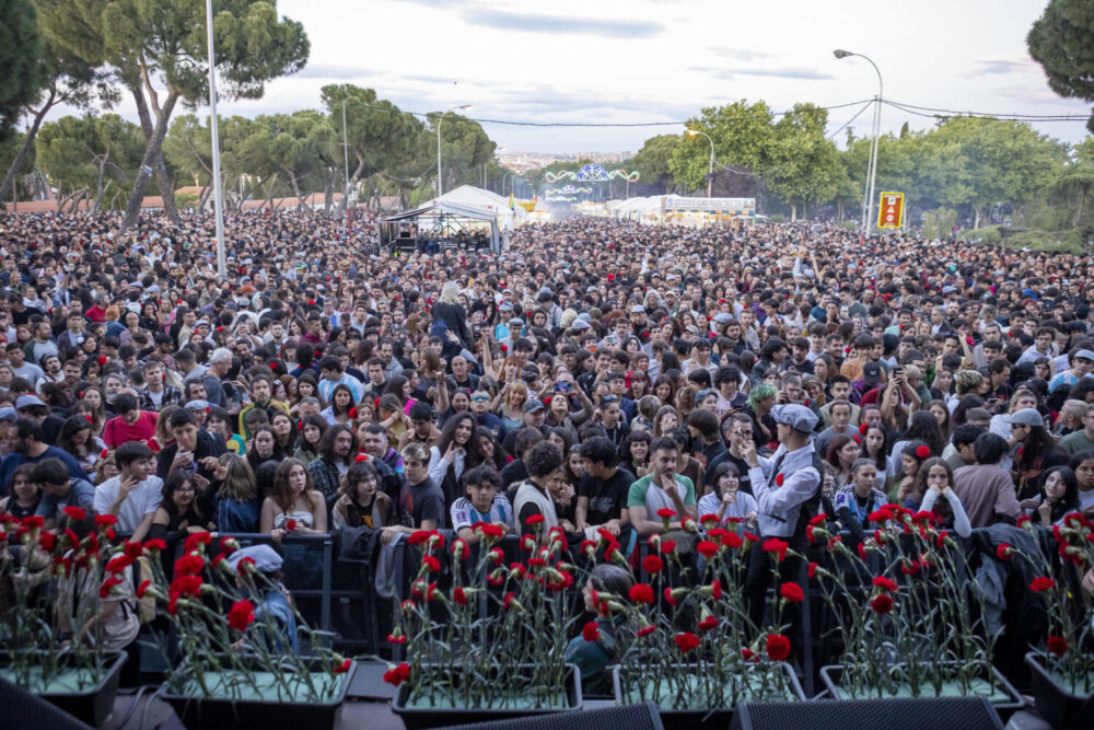 Miles de personas asistiendo a un concierto en las fiestas de san isidro