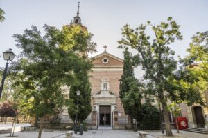 Plaza con una iglesia y árboles