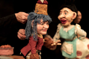 Dos títeres manipulados con unas manos