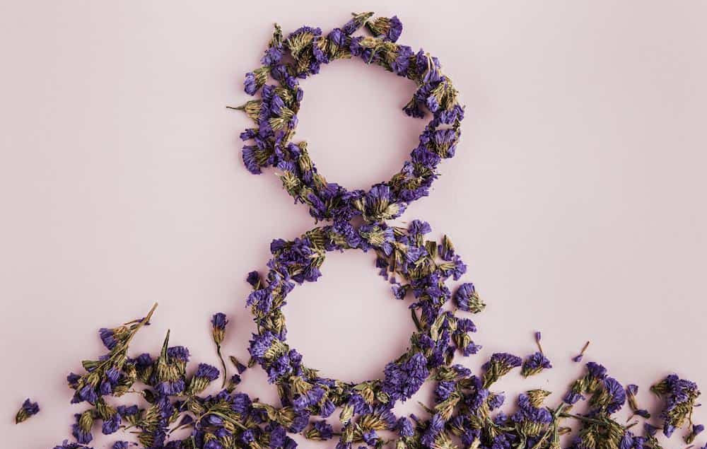 un número 8 formado por pétalos con motivo del 8M