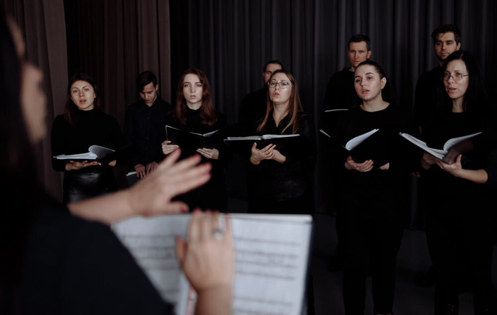 Coro principalmente formado por mujeres vestidas de negro