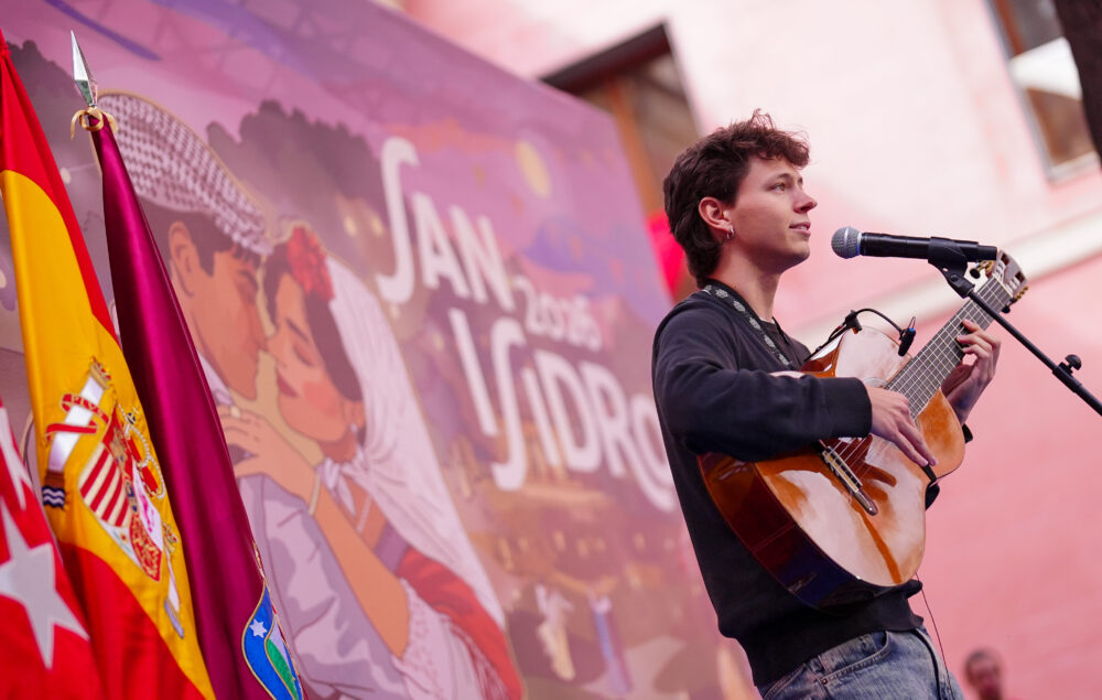 Pablo Tedeka tocando la guitarra durante la presentación de San Isidro