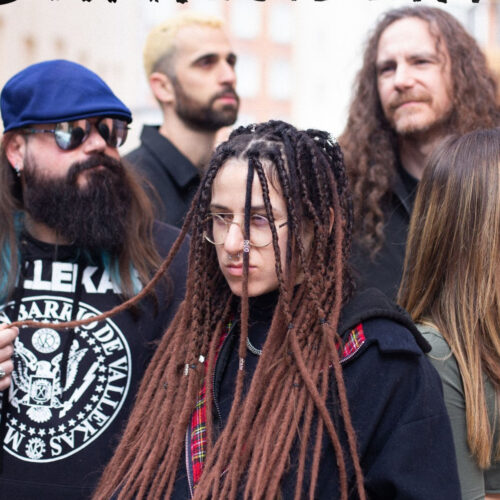 XPresidentX. Los cinco miembros de la banda de rock posando en una calle