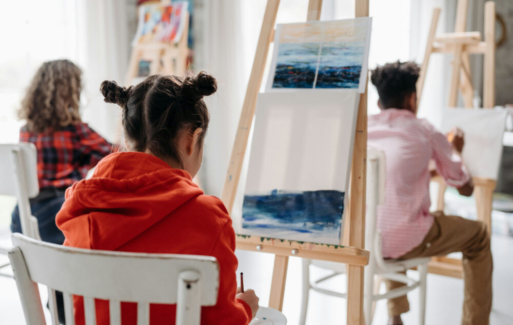 Niños en una clase de pintura