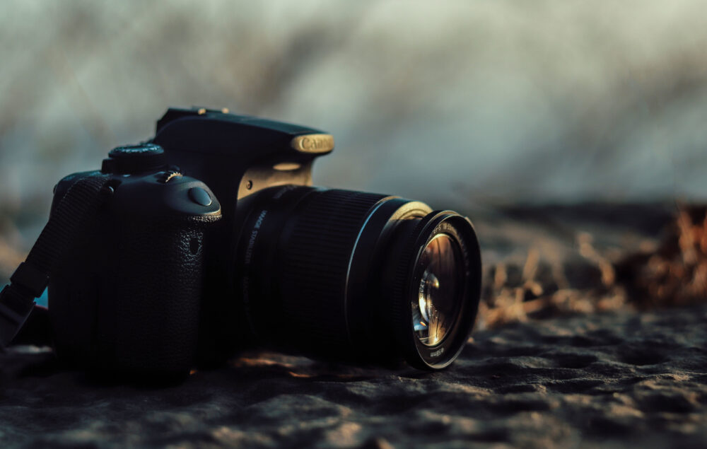 Una cámara de fotos apoyada en el suelo
