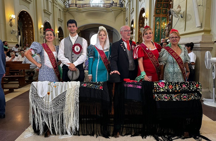 Personajes de La Verbena de la Paloma, en la iglesia de San Lorenzo