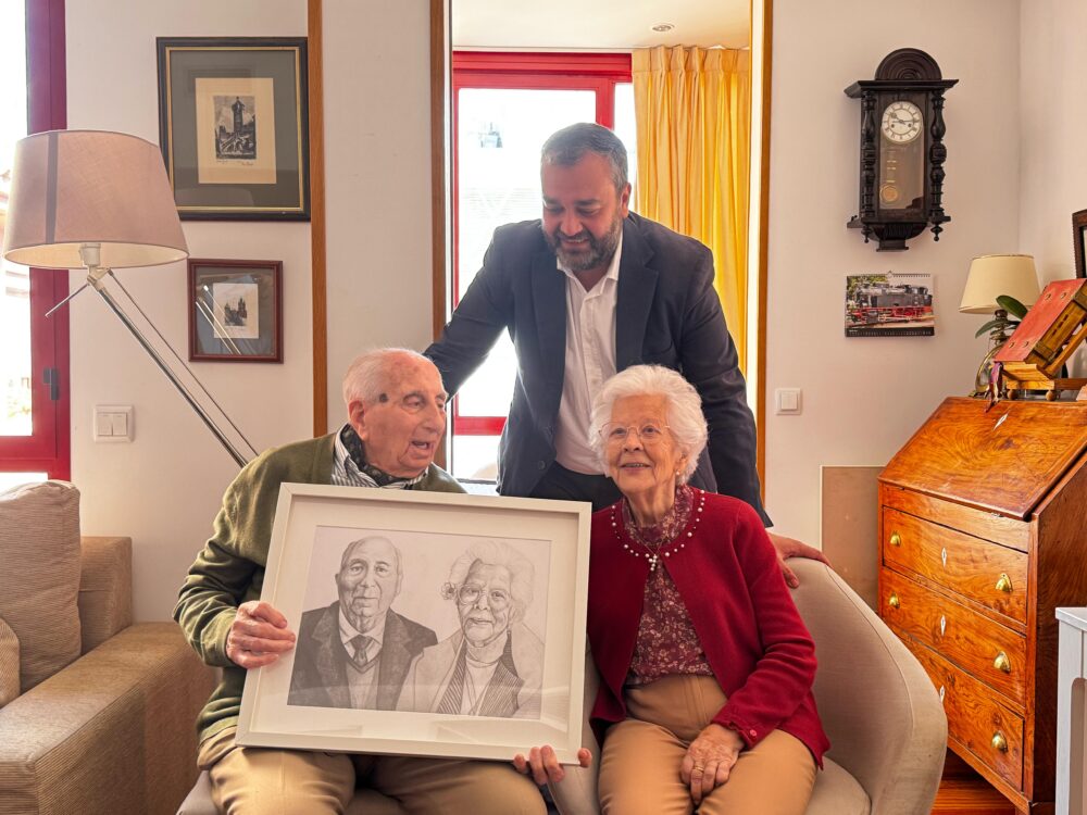 Manuel, Mercedes posan con el concejal de Centro Carlos Segura