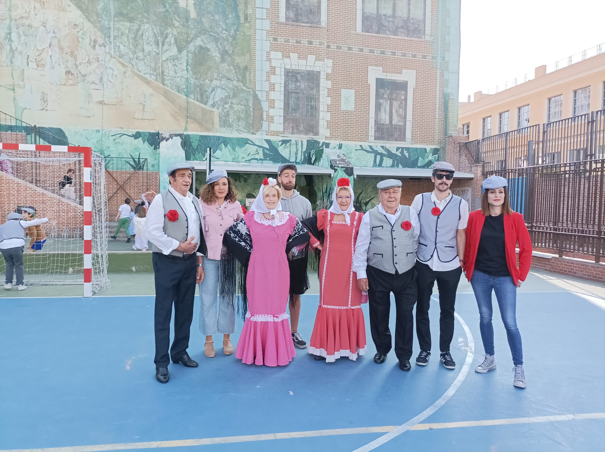 Grupo de chulapos y chulapas
