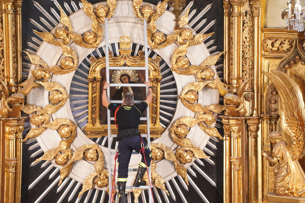 Bombero bajando el cuadro