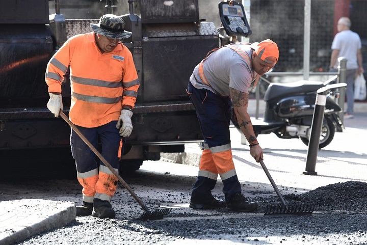 Operarios trabajando durante la Operación Asfalto con chalecos reflectantes