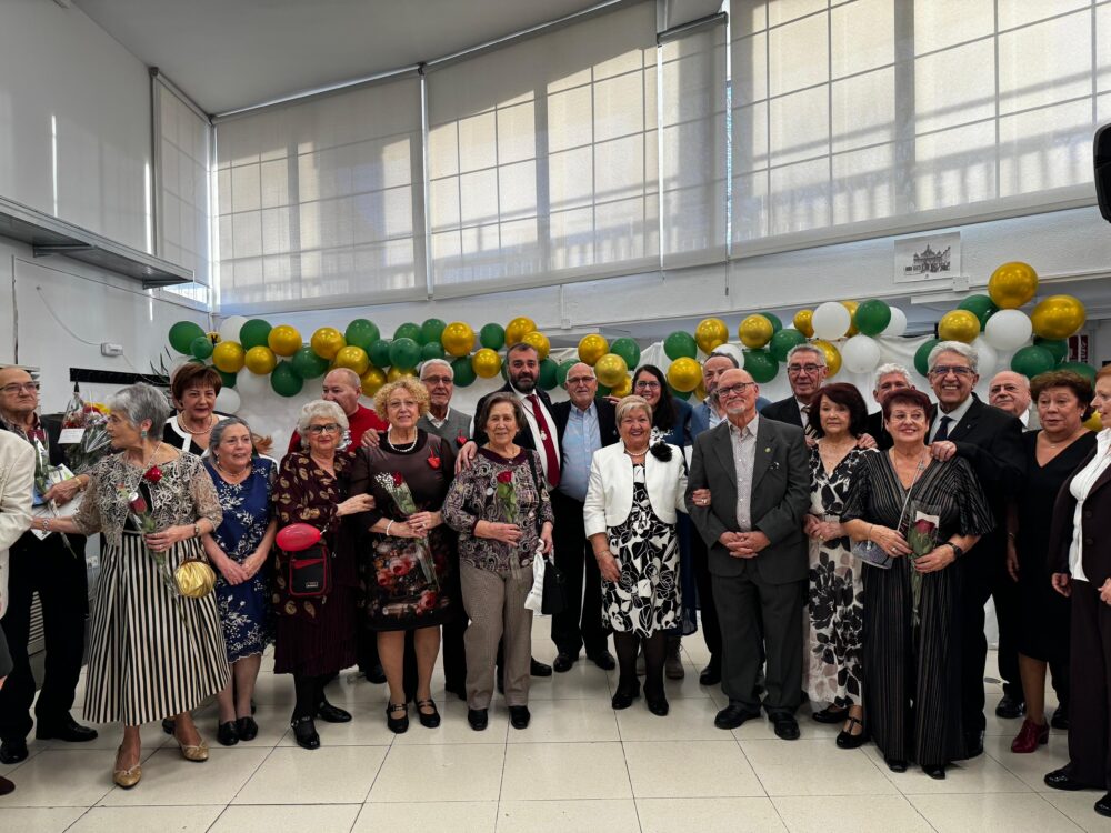 El concejal y personas mayores de los centros del distrito