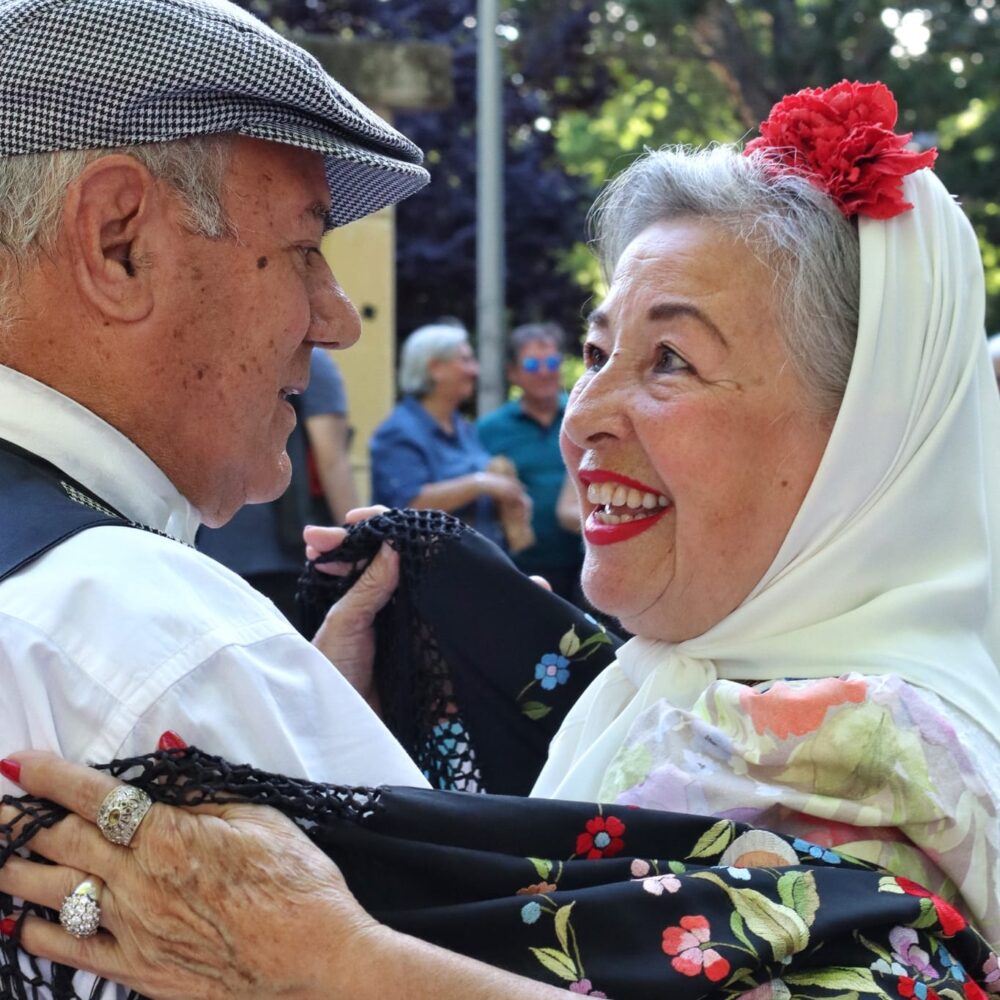 Pareja de chulapos bailando chotis