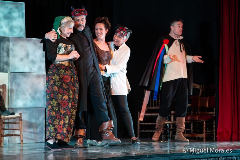 Integrantes de la compañía Decroly en escena