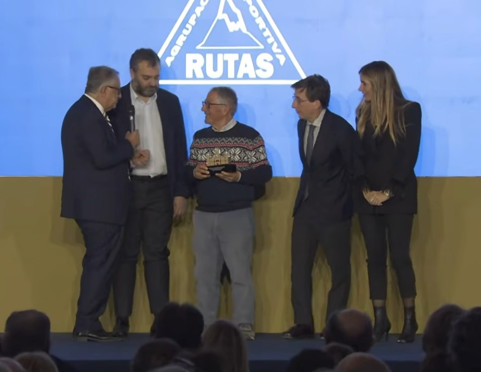 Carlos Segura, Martínez Almeida y Sonia Cea posan con el representante de La Didáctica