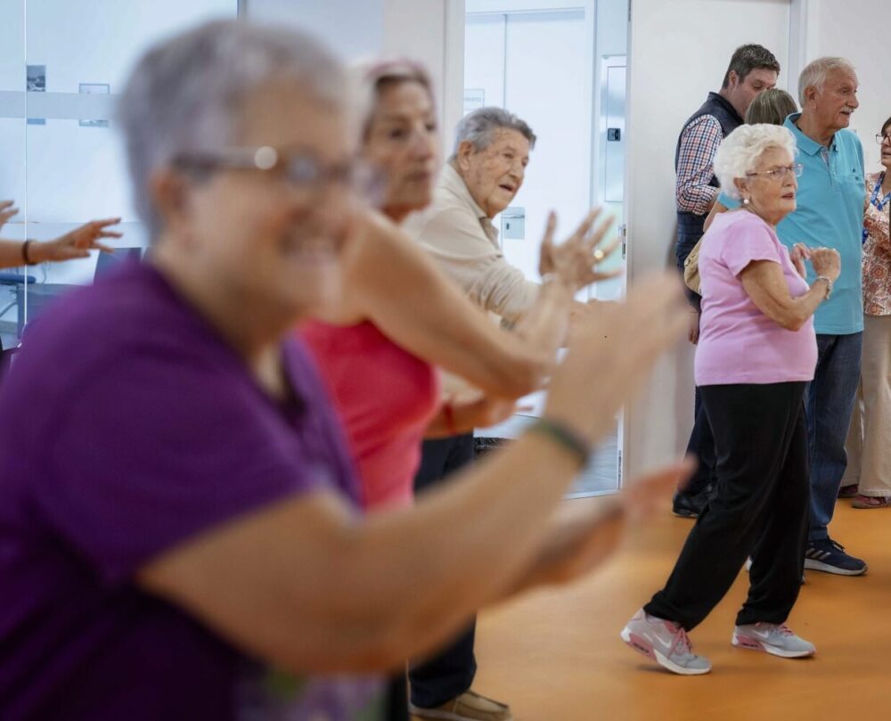 personas mayores bailando